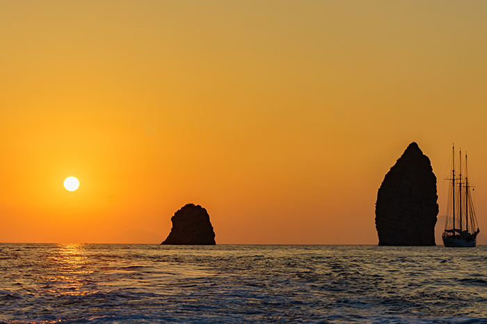 https://www.nitrodiviaggi.it/media/16603/lipari-tramonto.jpg