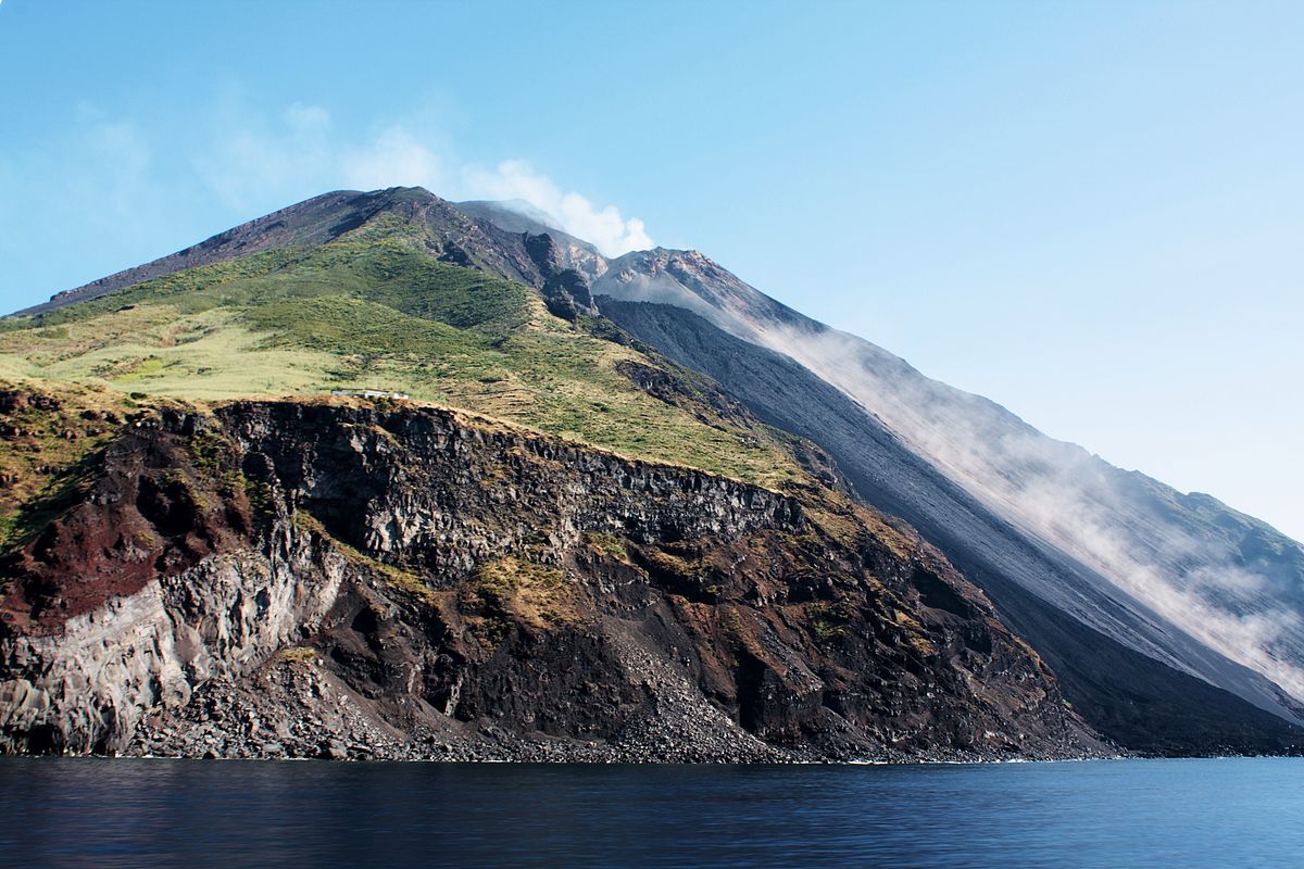 Eruzione_del_vulcano_di_Stromboli.jpg