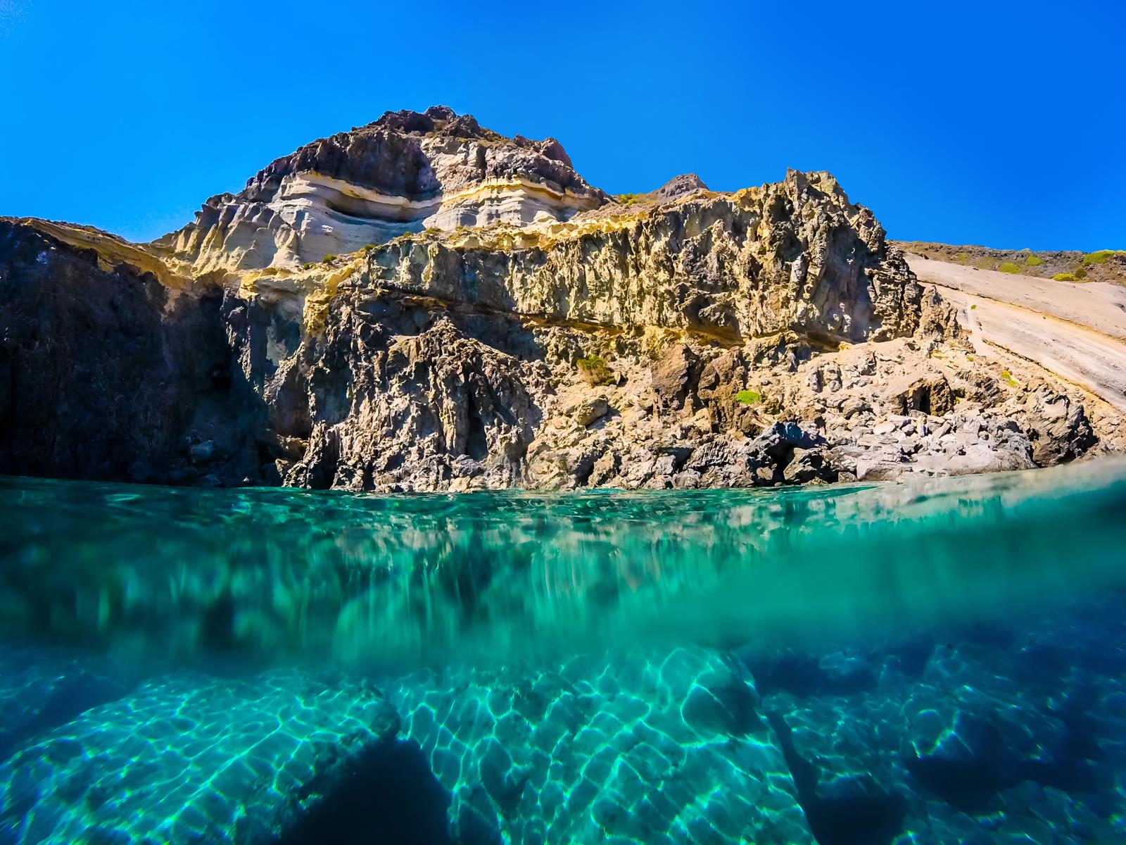 https://www.nitrodiviaggi.it/media/25319/pantelleria-shutterstock-1285435315-resize-senza-uomo-e-nuvole-copy.jpg