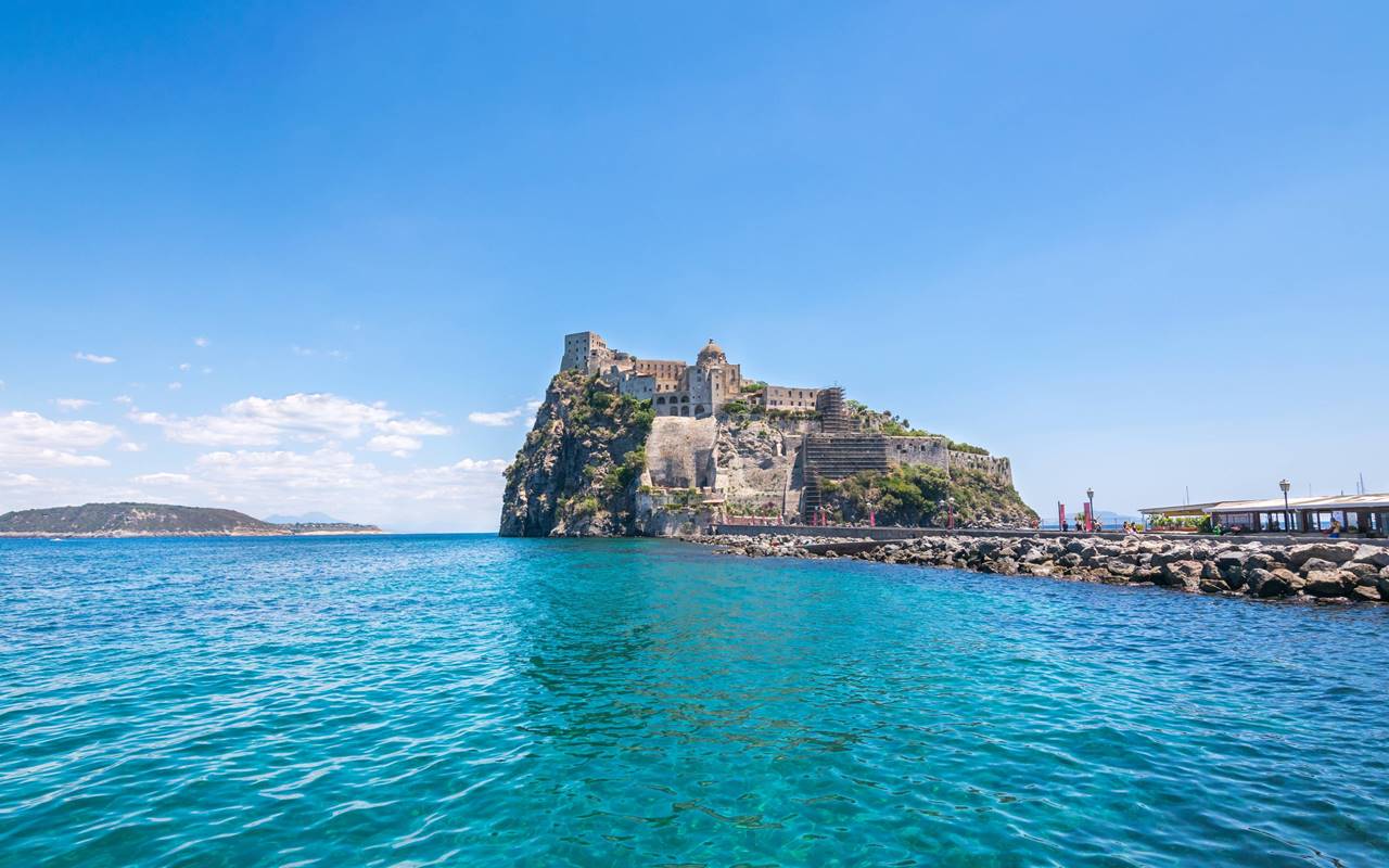 https://www.nitrodiviaggi.it/media/7794/ischia-castello-shutterstock_750023515-min.jpg