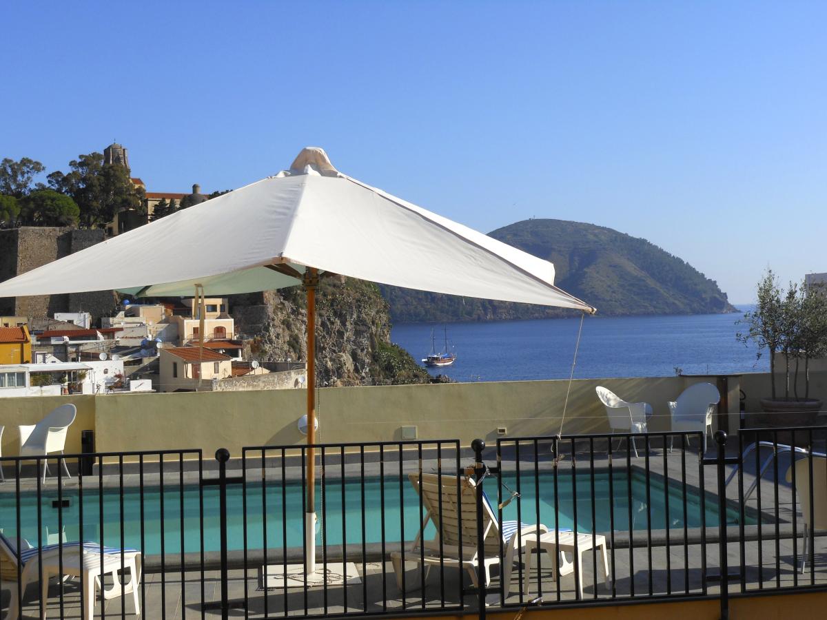 piscina panoramica hotel villa meliguis lipari isole eolie 1